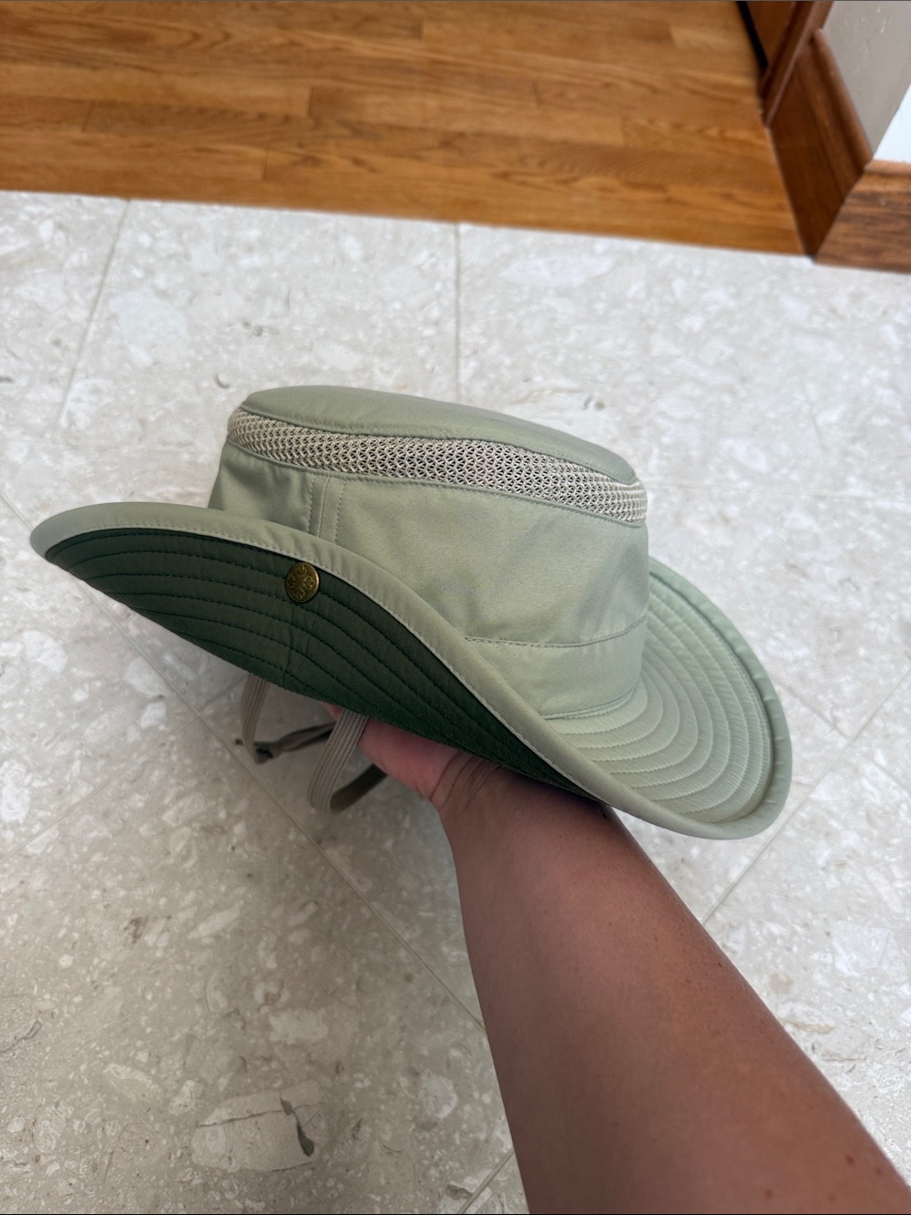 Tilley Endurables Hat Airflo Classic Size 7 3/4 Snap Up Brim Khaki/Green Safari